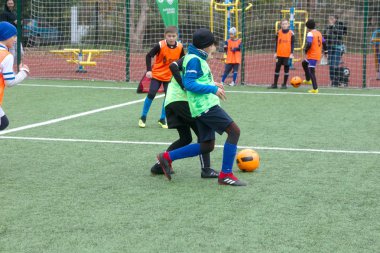 Odessa, Ukrayna 26 Ekim 2019: Fc Shakhtar Sosyal Programı çocuk futbol sporlarının gelişimi, sağlıklı yaşam tarzları. Gençler futbol festivali sırasında yeşil futsal sahasında futbol oynuyorlar.