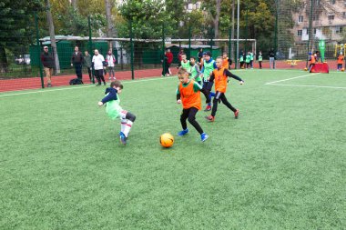 Odessa, Ukrayna 26 Ekim 2019: Fc Shakhtar Sosyal Programı çocuk futbol sporlarının gelişimi, sağlıklı yaşam tarzları. Gençler futbol festivali sırasında yeşil futsal sahasında futbol oynuyorlar.