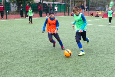 Odessa, Ukrayna 26 Ekim 2019: Fc Shakhtar Sosyal Programı çocuk futbol sporlarının gelişimi, sağlıklı yaşam tarzları. Gençler futbol festivali sırasında yeşil futsal sahasında futbol oynuyorlar.
