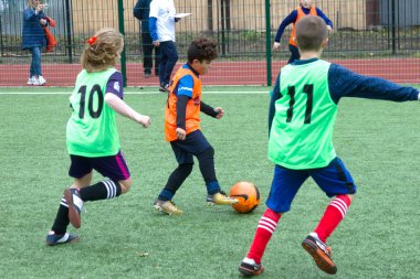 Odessa, Ukrayna 26 Ekim 2019: Fc Shakhtar Sosyal Programı çocuk futbol sporlarının gelişimi, sağlıklı yaşam tarzları. Gençler futbol festivali sırasında yeşil futsal sahasında futbol oynuyorlar.