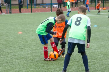 Odessa, Ukrayna 26 Ekim 2019: Fc Shakhtar Sosyal Programı çocuk futbol sporlarının gelişimi, sağlıklı yaşam tarzları. Gençler futbol festivali sırasında yeşil futsal sahasında futbol oynuyorlar.
