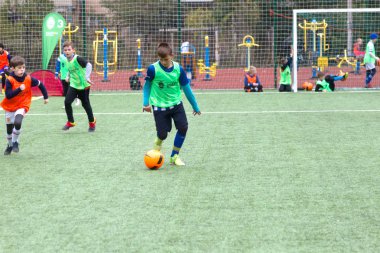 Odessa, Ukrayna 26 Ekim 2019: Fc Shakhtar Sosyal Programı çocuk futbol sporlarının gelişimi, sağlıklı yaşam tarzları. Gençler futbol festivali sırasında yeşil futsal sahasında futbol oynuyorlar.