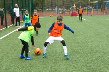 Odessa, Ukrayna 26 Ekim 2019: Fc Shakhtar Sosyal Programı çocuk futbol sporlarının gelişimi, sağlıklı yaşam tarzları. Gençler futbol festivali sırasında yeşil futsal sahasında futbol oynuyorlar.