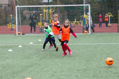 Odessa, Ukrayna 26 Ekim 2019: Fc Shakhtar Sosyal Programı çocuk futbol sporlarının gelişimi, sağlıklı yaşam tarzları. Gençler futbol festivali sırasında yeşil futsal sahasında futbol oynuyorlar.