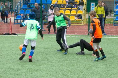 Odessa, Ukrayna 26 Ekim 2019: Fc Shakhtar Sosyal Programı çocuk futbol sporlarının gelişimi, sağlıklı yaşam tarzları. Gençler futbol festivali sırasında yeşil futsal sahasında futbol oynuyorlar.