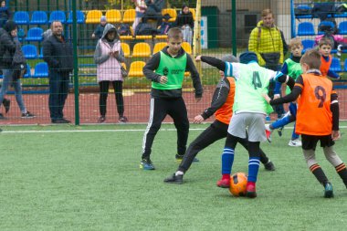 Odessa, Ukrayna 26 Ekim 2019: Fc Shakhtar Sosyal Programı çocuk futbol sporlarının gelişimi, sağlıklı yaşam tarzları. Gençler futbol festivali sırasında yeşil futsal sahasında futbol oynuyorlar.