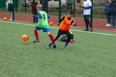 Odessa, Ukrayna 26 Ekim 2019: Fc Shakhtar Sosyal Programı çocuk futbol sporlarının gelişimi, sağlıklı yaşam tarzları. Gençler futbol festivali sırasında yeşil futsal sahasında futbol oynuyorlar.