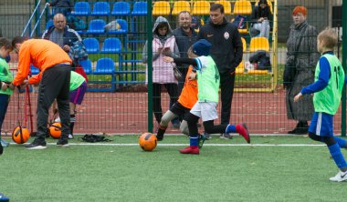 Odessa, Ukrayna 26 Ekim 2019: Fc Shakhtar Sosyal Programı çocuk futbol sporlarının gelişimi, sağlıklı yaşam tarzları. Gençler futbol festivali sırasında yeşil futsal sahasında futbol oynuyorlar.