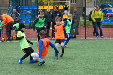 Odessa, Ukrayna 26 Ekim 2019: Fc Shakhtar Sosyal Programı çocuk futbol sporlarının gelişimi, sağlıklı yaşam tarzları. Gençler futbol festivali sırasında yeşil futsal sahasında futbol oynuyorlar.