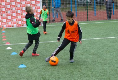 Odessa, Ukrayna 26 Ekim 2019: Fc Shakhtar Sosyal Programı çocuk futbol sporlarının gelişimi, sağlıklı yaşam tarzları. Gençler futbol festivali sırasında yeşil futsal sahasında futbol oynuyorlar.