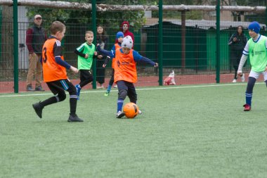 Odessa, Ukrayna 26 Ekim 2019: Fc Shakhtar Sosyal Programı çocuk futbol sporlarının gelişimi, sağlıklı yaşam tarzları. Gençler futbol festivali sırasında yeşil futsal sahasında futbol oynuyorlar.