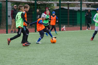 Odessa, Ukrayna 26 Ekim 2019: Fc Shakhtar Sosyal Programı çocuk futbol sporlarının gelişimi, sağlıklı yaşam tarzları. Gençler futbol festivali sırasında yeşil futsal sahasında futbol oynuyorlar.