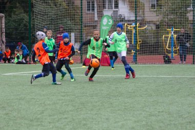 Odessa, Ukrayna 26 Ekim 2019: Fc Shakhtar Sosyal Programı çocuk futbol sporlarının gelişimi, sağlıklı yaşam tarzları. Gençler futbol festivali sırasında yeşil futsal sahasında futbol oynuyorlar.