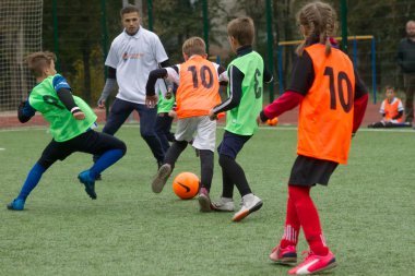 Odessa, Ukrayna 26 Ekim 2019: Fc Shakhtar Sosyal Programı çocuk futbol sporlarının gelişimi, sağlıklı yaşam tarzları. Gençler futbol festivali sırasında yeşil futsal sahasında futbol oynuyorlar.