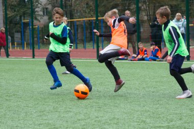 Odessa, Ukrayna 26 Ekim 2019: Fc Shakhtar Sosyal Programı çocuk futbol sporlarının gelişimi, sağlıklı yaşam tarzları. Gençler futbol festivali sırasında yeşil futsal sahasında futbol oynuyorlar.