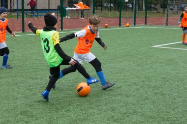 Odessa, Ukrayna 26 Ekim 2019: Fc Shakhtar Sosyal Programı çocuk futbol sporlarının gelişimi, sağlıklı yaşam tarzları. Gençler futbol festivali sırasında yeşil futsal sahasında futbol oynuyorlar.