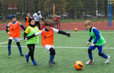 Odessa, Ukrayna 26 Ekim 2019: Fc Shakhtar Sosyal Programı çocuk futbol sporlarının gelişimi, sağlıklı yaşam tarzları. Gençler futbol festivali sırasında yeşil futsal sahasında futbol oynuyorlar.