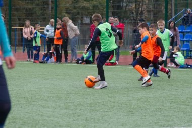 Odessa, Ukrayna 26 Ekim 2019: Fc Shakhtar Sosyal Programı çocuk futbol sporlarının gelişimi, sağlıklı yaşam tarzları. Gençler futbol festivali sırasında yeşil futsal sahasında futbol oynuyorlar.