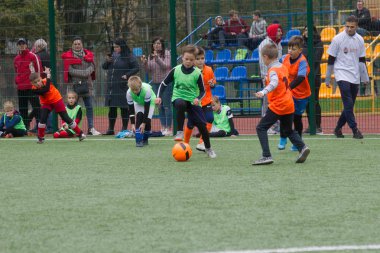 Odessa, Ukrayna 26 Ekim 2019: Fc Shakhtar Sosyal Programı çocuk futbol sporlarının gelişimi, sağlıklı yaşam tarzları. Gençler futbol festivali sırasında yeşil futsal sahasında futbol oynuyorlar.