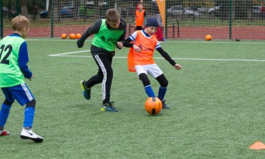 Odessa, Ukrayna 26 Ekim 2019: Fc Shakhtar Sosyal Programı çocuk futbol sporlarının gelişimi, sağlıklı yaşam tarzları. Gençler futbol festivali sırasında yeşil futsal sahasında futbol oynuyorlar.