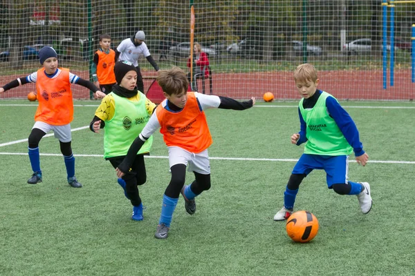 Odessa, Ukrayna 26 Ekim 2019: Fc Shakhtar Sosyal Programı çocuk futbol sporlarının gelişimi, sağlıklı yaşam tarzları. Gençler futbol festivali sırasında yeşil futsal sahasında futbol oynuyorlar.