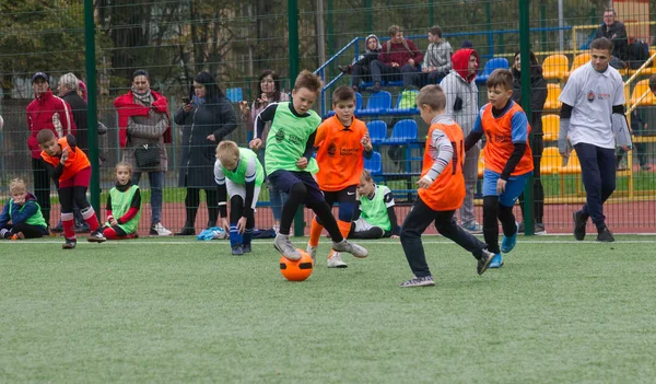Odessa, Ukrayna 26 Ekim 2019: Fc Shakhtar Sosyal Programı çocuk futbol sporlarının gelişimi, sağlıklı yaşam tarzları. Gençler futbol festivali sırasında yeşil futsal sahasında futbol oynuyorlar.