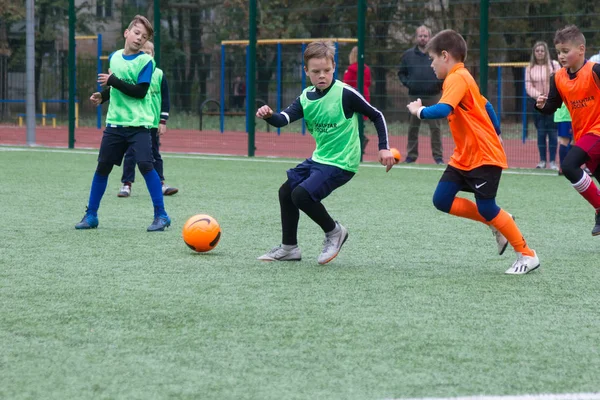 Odessa, Ukrayna 26 Ekim 2019: Fc Shakhtar Sosyal Programı çocuk futbol sporlarının gelişimi, sağlıklı yaşam tarzları. Gençler futbol festivali sırasında yeşil futsal sahasında futbol oynuyorlar.