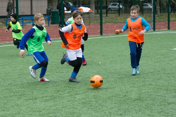 Odessa, Ukrayna 26 Ekim 2019: Fc Shakhtar Sosyal Programı çocuk futbol sporlarının gelişimi, sağlıklı yaşam tarzları. Gençler futbol festivali sırasında yeşil futsal sahasında futbol oynuyorlar.