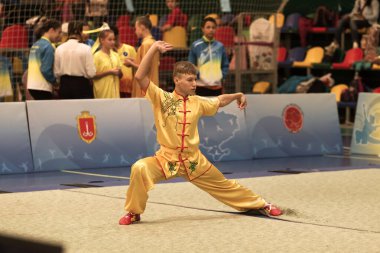 Odessa, Ukrayna - 1 Ekim 2019: Wushu çocuklar arasındaki Wushu yarışması sırasında sporcu. Yarışmadaki genç sporcular Shaolin Kung Fu (Shaolin Wushu) adlı Çin dövüş sanatlarını icra ediyorlar.)