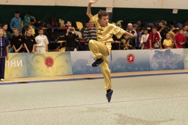Odessa, Ukrayna - 1 Ekim 2019: Wushu çocuklar arasındaki Wushu yarışması sırasında sporcu. Yarışmadaki genç sporcular Shaolin Kung Fu (Shaolin Wushu) adlı Çin dövüş sanatlarını icra ediyorlar.)