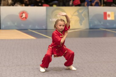 Odessa, Ukrayna - 1 Ekim 2019: Wushu çocuklar arasındaki Wushu yarışması sırasında sporcu. Yarışmadaki genç sporcular Shaolin Kung Fu (Shaolin Wushu) adlı Çin dövüş sanatlarını icra ediyorlar.)