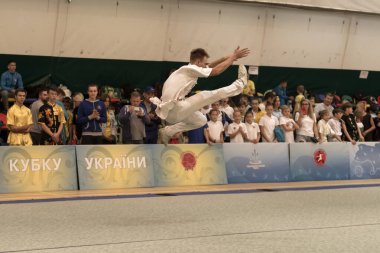 Odessa, Ukrayna - 1 Ekim 2019: Wushu çocuklar arasındaki Wushu yarışması sırasında sporcu. Yarışmadaki genç sporcular Shaolin Kung Fu (Shaolin Wushu) adlı Çin dövüş sanatlarını icra ediyorlar.)