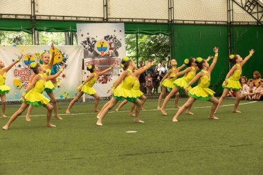 Odessa, Ukrayna -30 Mayıs 2015: Amigo Şampiyonası Ukrayna çocuklar arasında. Çocuk bir güzel parlak dans formla Sportin becerilerini göster. Birçok seyirci ve sporcular. Büyüleyici otantik çocuk