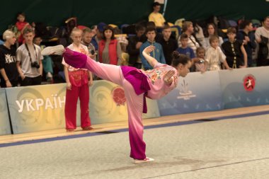 Odessa, Ukrayna - 1 Ekim 2019: Wushu çocuklar arasındaki Wushu yarışması sırasında sporcu. Yarışmadaki genç sporcular Shaolin Kung Fu (Shaolin Wushu) adlı Çin dövüş sanatlarını icra ediyorlar.)