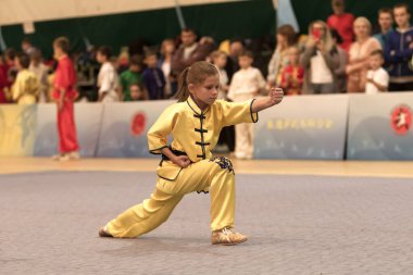 Odessa, Ukrayna - 1 Ekim 2019: Wushu çocuklar arasındaki Wushu yarışması sırasında sporcu. Yarışmadaki genç sporcular Shaolin Kung Fu (Shaolin Wushu) adlı Çin dövüş sanatlarını icra ediyorlar.)