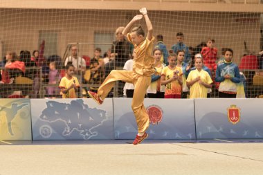 Odessa, Ukrayna - 1 Ekim 2019: Wushu çocuklar arasındaki Wushu yarışması sırasında sporcu. Yarışmadaki genç sporcular Shaolin Kung Fu (Shaolin Wushu) adlı Çin dövüş sanatlarını icra ediyorlar.)