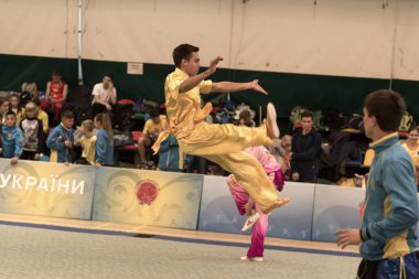 Odessa, Ukrayna - 1 Ekim 2019: Wushu çocuklar arasındaki Wushu yarışması sırasında sporcu. Yarışmadaki genç sporcular Shaolin Kung Fu (Shaolin Wushu) adlı Çin dövüş sanatlarını icra ediyorlar.)