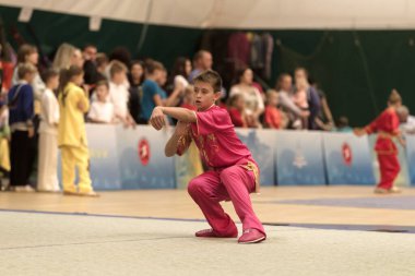 Odessa, Ukrayna - 1 Ekim 2019: Wushu çocuklar arasındaki Wushu yarışması sırasında sporcu. Yarışmadaki genç sporcular Shaolin Kung Fu (Shaolin Wushu) adlı Çin dövüş sanatlarını icra ediyorlar.)