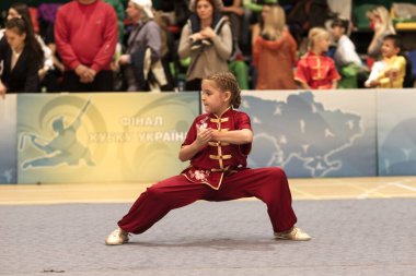 Odessa, Ukrayna - 1 Ekim 2019: Wushu çocuklar arasındaki Wushu yarışması sırasında sporcu. Yarışmadaki genç sporcular Shaolin Kung Fu (Shaolin Wushu) adlı Çin dövüş sanatlarını icra ediyorlar.)