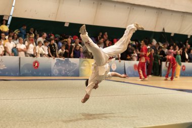 Odessa, Ukrayna - 1 Ekim 2019: Wushu çocuklar arasındaki Wushu yarışması sırasında sporcu. Yarışmadaki genç sporcular Shaolin Kung Fu (Shaolin Wushu) adlı Çin dövüş sanatlarını icra ediyorlar.)