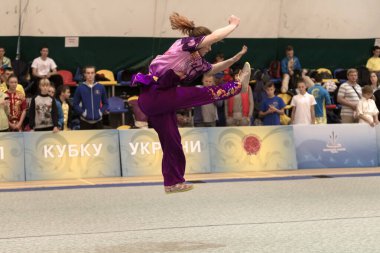 Odessa, Ukrayna - 1 Ekim 2019: Wushu çocuklar arasındaki Wushu yarışması sırasında sporcu. Yarışmadaki genç sporcular Shaolin Kung Fu (Shaolin Wushu) adlı Çin dövüş sanatlarını icra ediyorlar.)