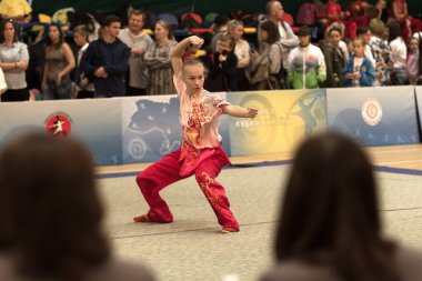 Odessa, Ukrayna - 1 Ekim 2019: Wushu çocuklar arasındaki Wushu yarışması sırasında sporcu. Yarışmadaki genç sporcular Shaolin Kung Fu (Shaolin Wushu) adlı Çin dövüş sanatlarını icra ediyorlar.)