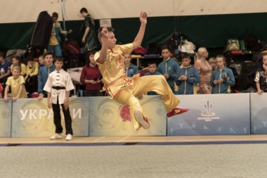 Odessa, Ukrayna - 1 Ekim 2019: Wushu çocuklar arasındaki Wushu yarışması sırasında sporcu. Yarışmadaki genç sporcular Shaolin Kung Fu (Shaolin Wushu) adlı Çin dövüş sanatlarını icra ediyorlar.)