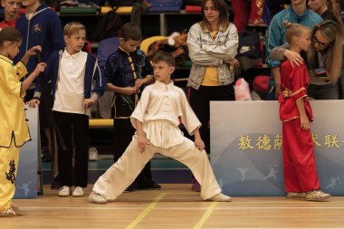 Odessa, Ukrayna - 1 Ekim 2019: Wushu çocuklar arasındaki Wushu yarışması sırasında sporcu. Yarışmadaki genç sporcular Shaolin Kung Fu (Shaolin Wushu) adlı Çin dövüş sanatlarını icra ediyorlar.)