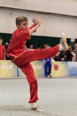 Odessa, Ukrayna - 1 Ekim 2019: Wushu çocuklar arasındaki Wushu yarışması sırasında sporcu. Yarışmadaki genç sporcular Shaolin Kung Fu (Shaolin Wushu) adlı Çin dövüş sanatlarını icra ediyorlar.)