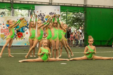 Odessa, Ukrayna -30 Mayıs 2015: Amigo Şampiyonası Ukrayna çocuklar arasında. Çocuk bir güzel parlak dans formla Sportin becerilerini göster. Birçok seyirci ve sporcular. Büyüleyici otantik çocuk