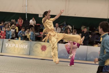 Odessa, Ukrayna - 1 Ekim 2019: Wushu çocuklar arasındaki Wushu yarışması sırasında sporcu. Yarışmadaki genç sporcular Shaolin Kung Fu (Shaolin Wushu) adlı Çin dövüş sanatlarını icra ediyorlar.)