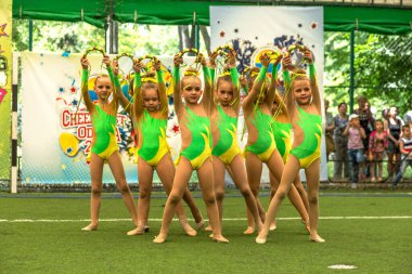 Odessa, Ukrayna -30 Mayıs 2015: Amigo Şampiyonası Ukrayna çocuklar arasında. Çocuk bir güzel parlak Sportin ile form pakazyvayut becerilerini dans..