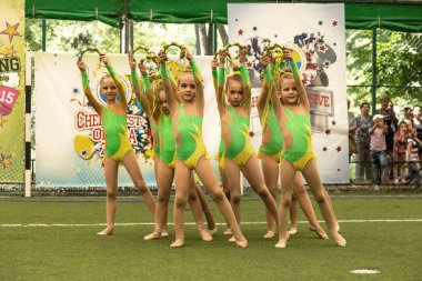 Odessa, Ukrayna -30 Mayıs 2015: Amigo Şampiyonası Ukrayna çocuklar arasında. Çocuk bir güzel parlak dans formla Sportin becerilerini göster. Birçok seyirci ve sporcular. Büyüleyici otantik çocuk