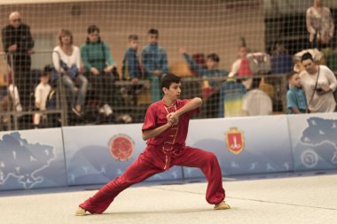 Odessa, Ukrayna - 1 Ekim 2019: Wushu çocuklar arasındaki Wushu yarışması sırasında sporcu. Yarışmadaki genç sporcular Shaolin Kung Fu (Shaolin Wushu) adlı Çin dövüş sanatlarını icra ediyorlar.)
